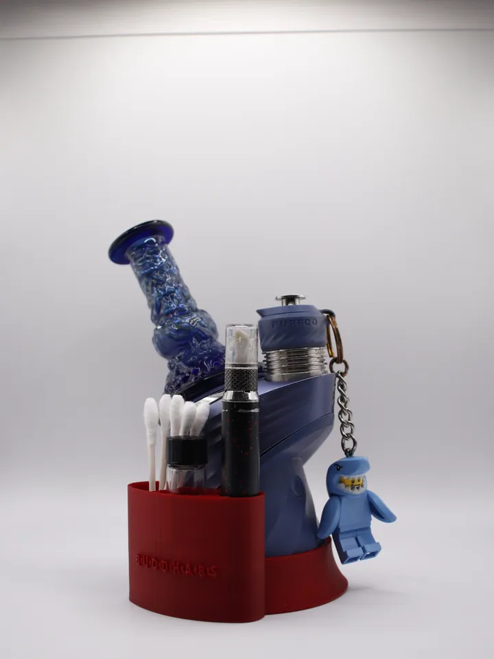 Stop-motion sequence spinning the Peak Pro stand through its colourways as it holds a vaporizer, glass, and cleaning accessories.